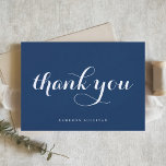 Bold Modern Calligraphy Navy Blue Dankeskarte<br><div class="desc">Schicken Sie Dankeschön mit dieser anpassbaren Dankeschön-Karte. Es zeichnet sich durch moderne Kalligraphie und einfache Typografie auf marineblau-blauem Hintergrund aus. Personalisieren Sie diese,  indem Sie Ihren Namen oder andere Details hinzufügen. Diese Dankeschön-Kalligraphie-Karte ist ideal für Geschäftsleute,  Hochzeiten,  Brautpartys,  Babyduschen,  Abschlüsse und vieles mehr.</div>