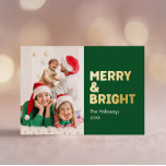 Bold Modern Green One Foto Merry and Bright Gold Folien Feiertagskarte<br><div class="desc">Senden Sie herzliche Wünsche in dieser Urlaubssaison mit dieser einzigartigen und niedlichen, modernen, grünen und goldfarbenen Urlaubskarte mit einem Foto. Das einfache und minimalistische Design zeichnet sich durch boho-inspiriert Elemente in Goldfolie aus. Dieses Design feiert den festlichen Geist des Dezember und bringt jedem Anlass eine fröhliche und lustige Touch. Die...</div>