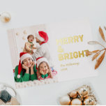 Bold Modern One Foto Merry and Bright Gold Folien Feiertagskarte<br><div class="desc">Senden Sie herzliche Wünsche in dieser Urlaubssaison mit dieser einzigartigen und niedlichen, kühlen, modernen, ein Foto fröhlichen und hellen Goldfolie-Urlaubskarte. Das einfache und minimalistische Design zeichnet sich durch boho-inspiriert Elemente in Goldfolie aus. Dieses Design feiert den festlichen Geist des Dezember und bringt jedem Anlass eine fröhliche und lustige Touch. Die...</div>