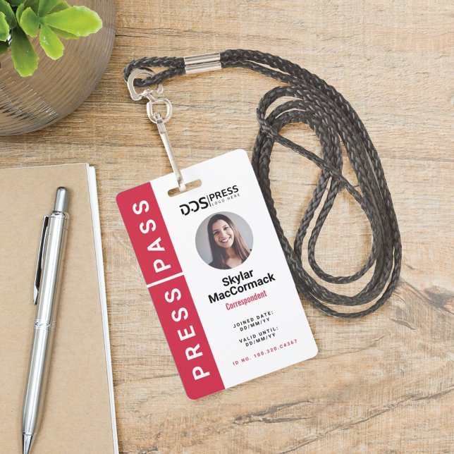 Bold Modern Red Circle Foto Press Pass & Logo Ausweis (Von Creator hochgeladen)