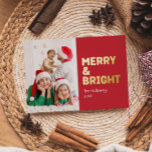 Bold Modern Red One Foto Merry and Bright Gold Folien Feiertagskarte<br><div class="desc">Senden Sie herzliche Wünsche in dieser Urlaubssaison mit dieser einzigartigen und niedlichen, modernen, roten, ein Foto fröhlichen und hellen Goldfolie-Urlaubskarte. Das einfache und minimalistische Design zeichnet sich durch boho-inspiriert Elemente in Goldfolie aus. Dieses Design feiert den festlichen Geist des Dezember und bringt jedem Anlass eine fröhliche und lustige Touch. Die...</div>