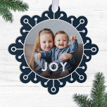 Bold Modern Snowflake Joy Foto Weihnachten Ornament Karte<br><div class="desc">Versenden Sie einmalige Urlaubsszenarien mit diesen lustigen Weihnachtskarten aus dem Foto, die sich als Ornamente oder große Geschenkmarken verdoppeln! Sie zeichnen sich durch ein einfaches Schneeflockdesign, die moderne Typografie mit JOY und eine kreisförmige Fotomodelle auf dunkelmarineblau blauem Hintergrund aus. Ein dunkler Farbverlauf über den unteren Rand Ihres Fotos lässt den...</div>