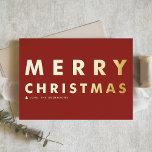 Bold moderne Typografie Red Frohe Weihnachten Folien Feiertagskarte<br><div class="desc">Schicken Sie Familie und Freunden Ihre Weihnachtsgrüße mit dieser anpassbaren schwarzen und goldenen Weihnachtskarte. Es zeichnet sich durch eine kühne Typografie aus. Personalisieren Sie diese,  indem Sie Ihre Daten hinzufügen. Diese Weihnachtskarte aus Gold ist in anderen Folienfarben und in anderen Kartons erhältlich.</div>
