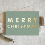 Bold moderne Typografie Sage Green Frohe Weihnacht Folien Feiertagskarte<br><div class="desc">Schicken Sie Familie und Freunden Ihre Weihnachtsgrüße mit dieser anpassbaren schwarzen und goldenen Weihnachtskarte. Es zeichnet sich durch eine kühne Typografie und einen schlauen grünen Hintergrund aus. Personalisieren Sie diese,  indem Sie Ihre Daten hinzufügen. Diese Weihnachtskarte aus Gold ist in anderen Folienfarben und in anderen Kartons erhältlich.</div>