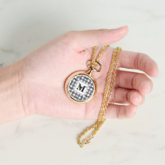 BOLD! 🖤 Montre Collier en Or à Carreaux Initiale