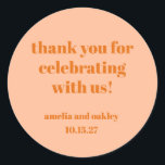 Bold Peach Orange Retro Custom Wedding Vielen Dank Runder Aufkleber<br><div class="desc">Fügen Sie Ihren Gastgeschenke Hochzeiten eine besondere Touch mit diesen eleganten Dankeschön-Aufklebern hinzu. In Peach Orange eignen sich diese individuell anpassbaren Aufkleber hervorragend zum Versiegeln von Gefälligkeitstaschen,  Geschenkboxen oder Umschlägen. Personalisieren Sie mit Namen und dem Hochzeitsdatum für ein durchdacht Detail,  das Ihre Gäste schätzen werden!</div>