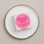 Bold Pink Red Custom Brautparty Danke Runder Aufkleber<br><div class="desc">Fett Typografie Bright Pink und Red Modern Fun Einfaches Custom Brautparty Vielen Dank Classic Round Sticker</div>