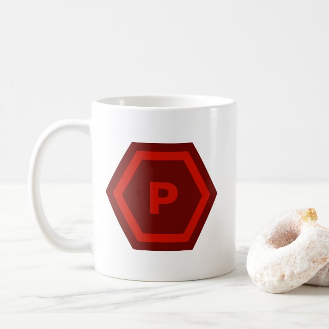 Bold Red Single Letter Monogram in Hexagons Kaffeetasse (Mit Donut)
