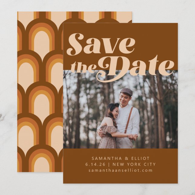 Bold Retro Typografy Groovy Brown Foto Wedding Save The Date (Vorne/Hinten)