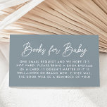 Bold Script Dusty Blue Baby Shooting Book Request Begleitkarte<br><div class="desc">Niedliche,  minimalistische Babyduschkarten mit "Bücher für Baby",  die in einem modernen,  weißen Drehbuch mit staubblauem Hintergrund dargestellt sind. Personalisieren Sie die einfachen Buchanfragekarten mit Ihrem eigenen Text unten. Das Design koordiniert mit unserer Baby Script Babydusche Kollektion.</div>