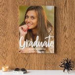 Bold Script Graduate Foto Custom 2025 Abschluss Künstlicher Leinwanddruck<br><div class="desc">Das Graduate-Foto ist in fett gedruckter,  handgeschriebener Schrift über Ihr Seniorenportrait geschrieben und macht eine schicke,  moderne Abschluss-Leinwand. Passen Sie diesen Druck mit Ihrem High School- oder Universitätsjahr 2025 unter der fett gedruckten Typografie an und fügen Sie ein niedliches Foto Ihres Senioren hinzu.</div>