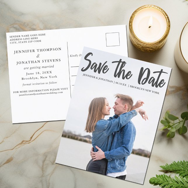 Bold Script Overlay Modernes Foto Save the Date Postkarte (Von Creator hochgeladen)