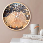 Bold Seashell auf California Sandy Beach Foto Große Wanduhr<br><div class="desc">Das späte Nachmittagslicht lässt diesen Muschel an einem südkalifornischen Strand hell erscheinen. Entspannen Sie sich und reisen Sie zurück an Ihren Urlaubstag, wann immer Sie die Zeit auf dieser atemberaubenden, wunderschönen Uhr der Fotografie Karo haben. Ihre Wahl einer rund oder quadratisch gedrehten Uhr. Macht ein großartiges Geschenk für die Hauswärmung!...</div>