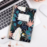 Bold Tropical Botanical Pattern Monogram 2024 Planer<br><div class="desc">Personalisieren Sie diesen Planer mit Ihrem Namen in schwarz kursiv gerahmt durch ein weißes Rechteck,  auf einem kühnen botanischen Muster tropischen Blattwerks in den Farben rot,  pink,  blau und grün auf einem schwarzen Hintergrund.</div>