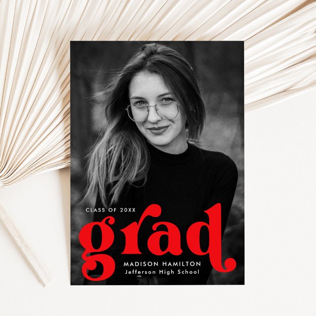 Bold Typografy Red Foto Abschluss Ankündigung (Von Creator hochgeladen)