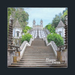 Bom Jesus de Braga Katholische Heiligtum, Portugal Magnet<br><div class="desc">In diesem Foto können Sie einen Blick auf die majestätische Schönheit des Heiligtums Bom Jesus do Monte in Braga werfen. Ein Besuch ist ein unvergessliches Erlebnis, das einen bleibenden Eindruck verlasse. Das im Norden Portugals gelegene Heiligtum verfügt über eine beeindruckende barocke Treppe mit 577 Stufen. Es ist ein wichtiger Ort...</div>