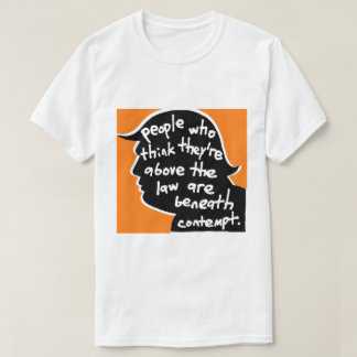 Bombastus über dem Shirt des Gesetzes