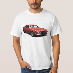 Bombe de cerise rouge Camaro sur le T-shirt blanc