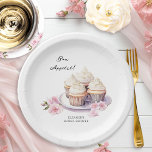 Bonbonappetit Cupcakes und rosa Blume Pappteller<br><div class="desc">Teller aus personalisiertem Brautparty. Dieses zarte Design zeichnet sich durch Kuchen, rosa Blume und eine handgeschriebene, süße Schrift aus. Ideal für pinkfarbene Brautpartys, Blütenblätter oder Perlen und für die Verarbeitung, Brunch und Bubbly, Nachmittagstee etc. Bitte durchsuchen Sie meine Cupcakes und Cava Brautparty Collection, um Spiele und Zeichen zu koordinieren, oder...</div>