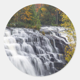 Bond Falls im Herbst nahe Paulding, Michigan Runder Aufkleber