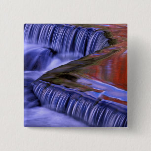 Bond Falls Reflektieren von bunten Blätter; Button