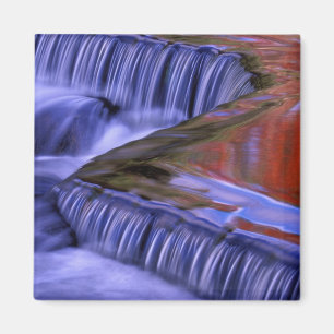 Bond Falls Reflektieren von bunten Blätter; Magnet