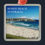 Bondi Beach Ornament Aus Metall<br><div class="desc">Square Premium-Ornament mit einem Bild von Bondi Beach oder Bondi Bay, einem beliebten Strand und dem Namen der umliegenden Vorstadt in Sydney, New South Wales, Australien. Optionaler Text Bondi Beach liegt 7 km östlich des zentralen Geschäftsviertels von Sydney, im Bezirk Waverley Council, in den östlichen Vororten. Sehen Sie sich die...</div>