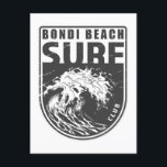 Bondi Beach Surf Club Postkarte<br><div class="desc">Bondi Beach Surf Club Design mit Ozeanwellendarstellung im Abzeichen Stil.</div>