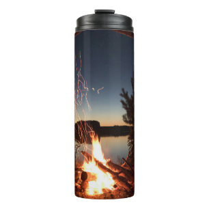 Bonfre in der Nähe des Wasserkörpers Thermosbecher