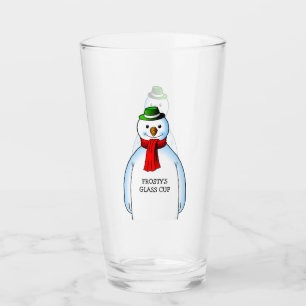 Bonhomme de neige joyeux sur une tasse en verre de