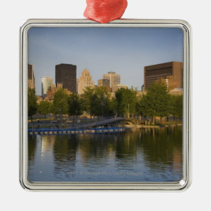 Bonsecours Becken im alten Hafen von altem Ornament Aus Metall