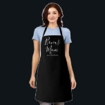 Bonus Mama Schwarz benutzerdefinierte Skripte und  Schürze<br><div class="desc">Bonus Mama personalisierte benutzerdefinierte Text niedlich schicke moderne Küche Schürze. Das ist ein tolles Geschenk für den Muttertag mit eigenen Kindernamen, mit dem Sie den unteren Text mit den Namen Ihrer Familienmitglieder, Kinder, Kinder, Schrittkinder usw. anpassen können. Vollständig anpassbarer weißer Text auf schwarzem Hintergrund. Alle Farben können bearbeitet werden. Das...</div>