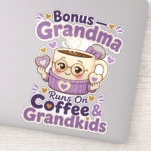 Bonus-Oma läuft mit Kaffee und Enkelkindern