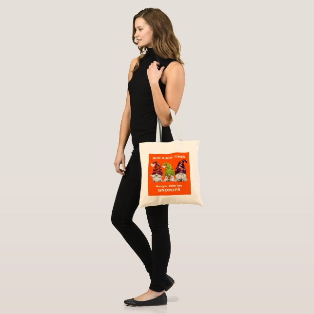Boo Ghoul Times hing mit meinen Gnomen Halloween Tragetasche (Vorderseite (Model))