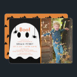 Boo! Halloween Ghost & Spiders Foto Geburtstag Einladung<br><div class="desc">Diese niedliche Geburtstagskarte zeigt Ihr Foto mit einem Geist und einigen Spinnen auf schwarzem Hintergrund. Die Rückseite weist schwarze Fledermausmuster auf einem orangen Hintergrund auf. Perfekt für Herbst / Herbst Geburtstage! Personalisieren Sie es für Ihre Bedürfnisse. In meinem Geschäft finden Sie passende Produkte.</div>