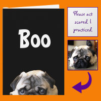 Boo! Pug-Halloween-Grußkarte mit verstohlenem Blic