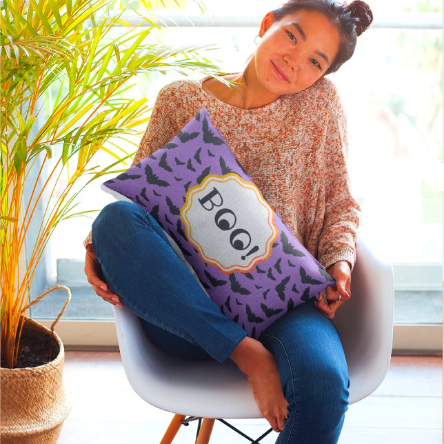 BOO! Witziges Halloween Lila-/Schwarzflieger Dekokissen (Boo! This purple haze pillow is too cute to scare anyone!)