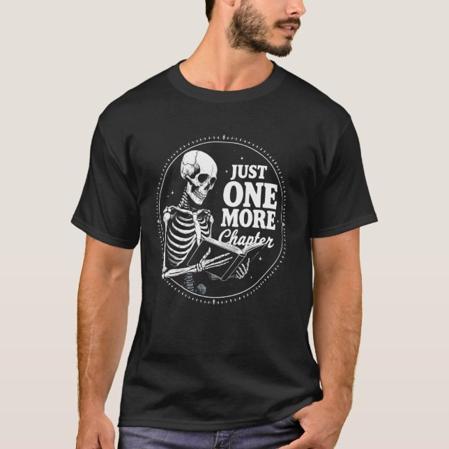 Book Lover Just One More Chapter Skeleton Hallowee T-Shirt (Vorderseite)