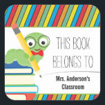 Bookworm Dieses Buch gehört Quadratischer Aufkleber<br><div class="desc">Dieser kleine quadratische Aufkleber enthält einen Bücherwurm,  der einen Bleistift hält und auf einem Stapel Bücher sitzt. Der Hintergrund ist ein farbiges diagonales Streifen-Muster mit einer weißen Kiste in der Mitte. Der Text ist anpassbar.</div>