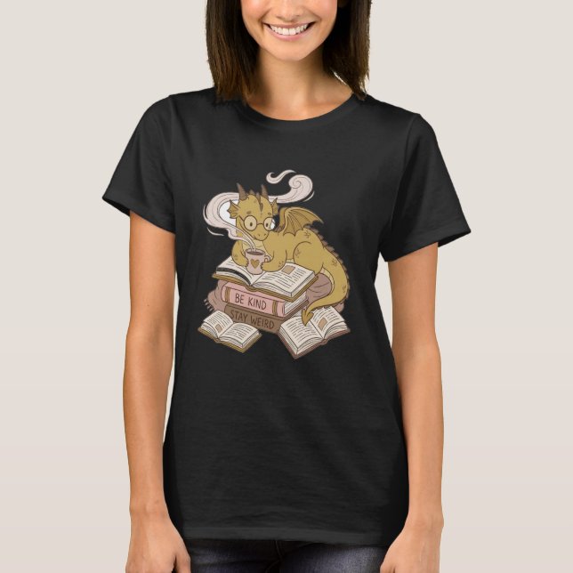 Bookworms Cozy Coffee Drinking Dragon Romantasy T-Shirt (Vorderseite)