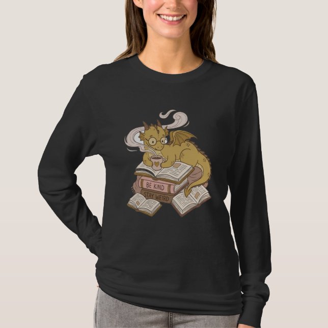 Bookworms Cozy Coffee Drinking Dragon Romantasy T-Shirt (Vorderseite)