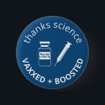 Booster-Impfstoff Covid-19 dank Science Blue Button<br><div class="desc">Zeigen Sie Ihre Wertschätzung für Wissenschaft und Dankbarkeit,  mit dem Booster-Schuss gegen covid-19 geimpft zu werden. Dieser lustig blaue Knopf enthält eine Nadel-Spritze und eine Impfstoffflasche mit "Peace Out Covid-19" auf dem Etikett. Sie können den Text "dank Wissenschaft" und "vaxxed and geboostert" sowie den Text auf der Flasche anpassen.</div>