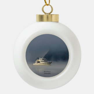 Boot auf einem Foggy Morning Keramik Kugel-Ornament