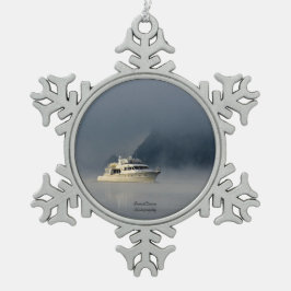 Boot auf einem Foggy Morning Schneeflocken Zinn-Ornament