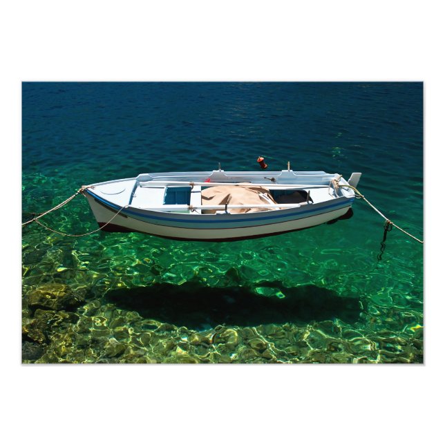 Boot auf kristallklarem Wasser schwimmen. Fotodruck (Vorne)