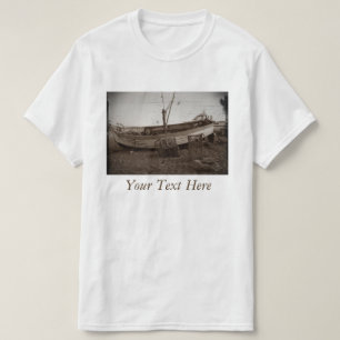 Boot auf Pebble- Beachhummertöpfen antiqued Foto T-Shirt