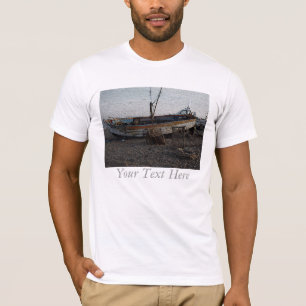 Boot auf Pebble- Beachhummertöpfen gravierte Foto T-Shirt