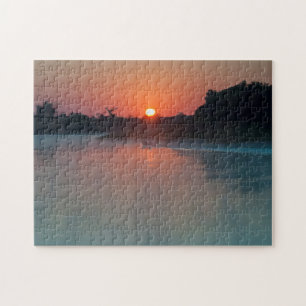 Boot bei Sonnenaufgang auf dem Fluss