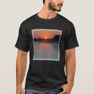 Boot bei Sonnenaufgang auf dem Fluss T-Shirt