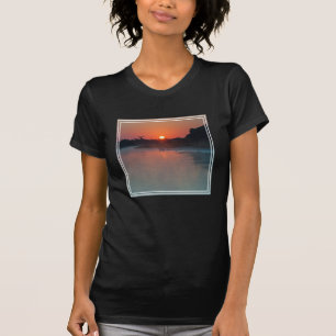 Boot bei Sonnenaufgang auf dem Fluss T-Shirt